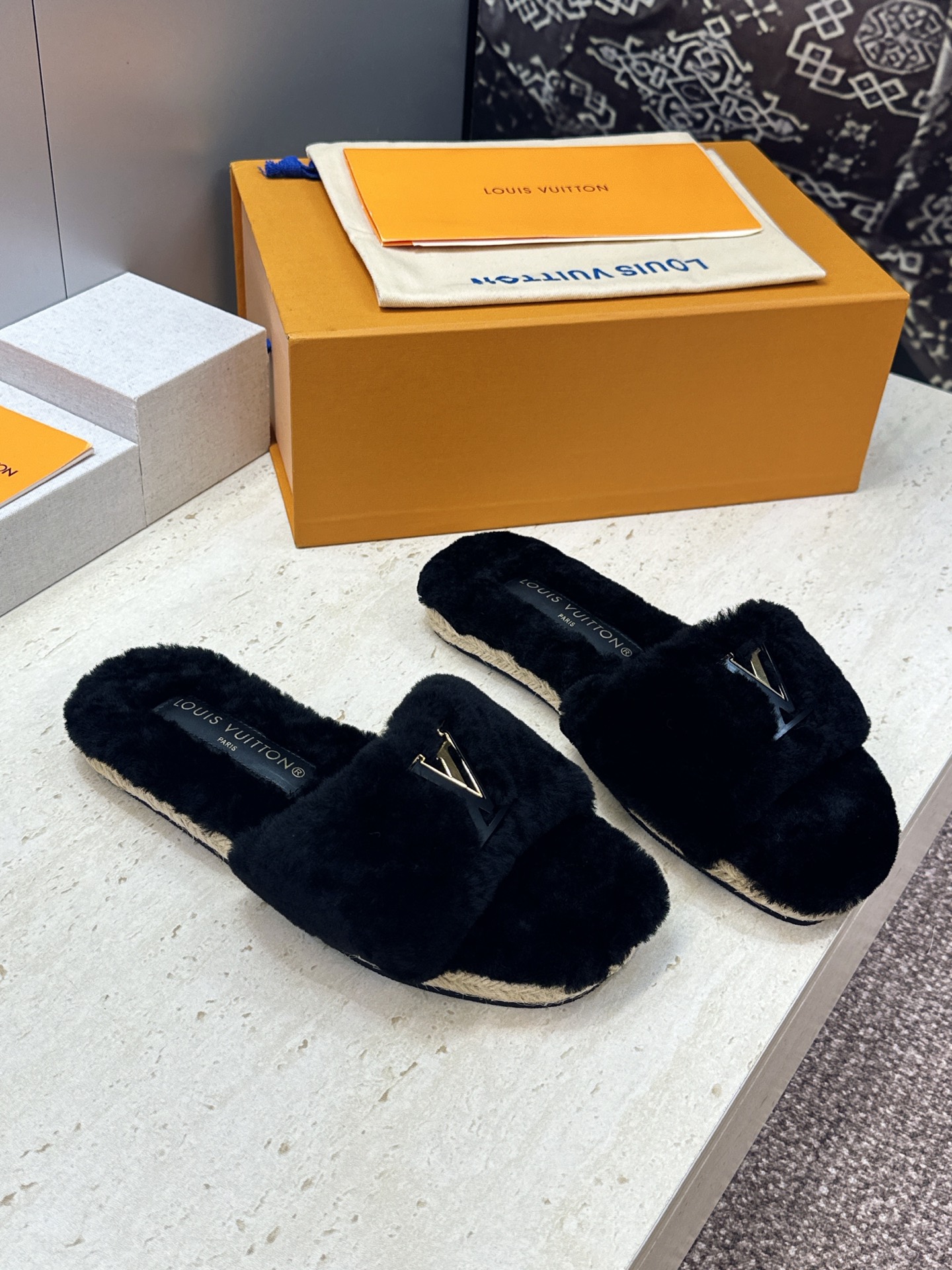 Louis Vuitton 2026秋冬新款时尚百搭羊羔毛女拖鞋 LV字母logo五金扣平底拼色露趾草编居家鞋  材质: