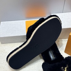 Louis Vuitton 2026秋冬新款时尚百搭羊羔毛女拖鞋 LV字母logo五金扣平底拼色露趾草编居家鞋 材质: Louis Vuitton 2026秋冬新款时尚百搭羊羔毛女拖鞋 LV字母logo五金扣平底拼色露趾草编居家鞋 材质: