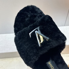 Louis Vuitton 2026秋冬新款时尚百搭羊羔毛女拖鞋 LV字母logo五金扣平底拼色露趾草编居家鞋 材质: Louis Vuitton 2026秋冬新款时尚百搭羊羔毛女拖鞋 LV字母logo五金扣平底拼色露趾草编居家鞋 材质:
