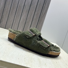 男+10 Louis Vuitton x Birkenstock 2026秋冬情侣新款时尚百搭羊羔毛勃肯女拖鞋 LV字 男+10 Louis Vuitton x Birkenstock 2026秋冬情侣新款时尚百搭羊羔毛勃肯女拖鞋 LV字
