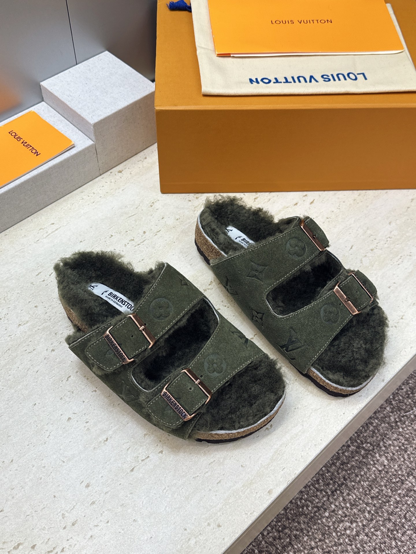 男+10 Louis Vuitton x Birkenstock 2026秋冬情侣新款时尚百搭羊羔毛勃肯女拖鞋  LV字