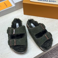 男+10 Louis Vuitton x Birkenstock 2026秋冬情侣新款时尚百搭羊羔毛勃肯女拖鞋 LV字 男+10 Louis Vuitton x Birkenstock 2026秋冬情侣新款时尚百搭羊羔毛勃肯女拖鞋 LV字