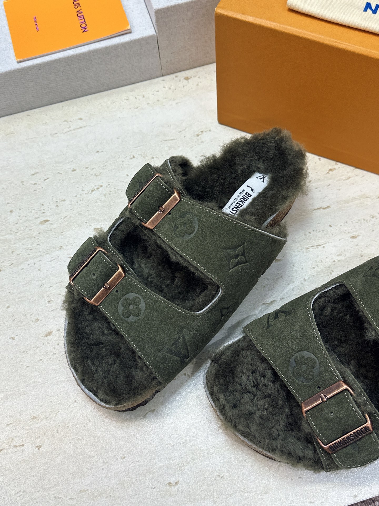 男+10 Louis Vuitton x Birkenstock 2026秋冬情侣新款时尚百搭羊羔毛勃肯女拖鞋 LV字 男+10 Louis Vuitton x Birkenstock 2026秋冬情侣新款时尚百搭羊羔毛勃肯女拖鞋 LV字