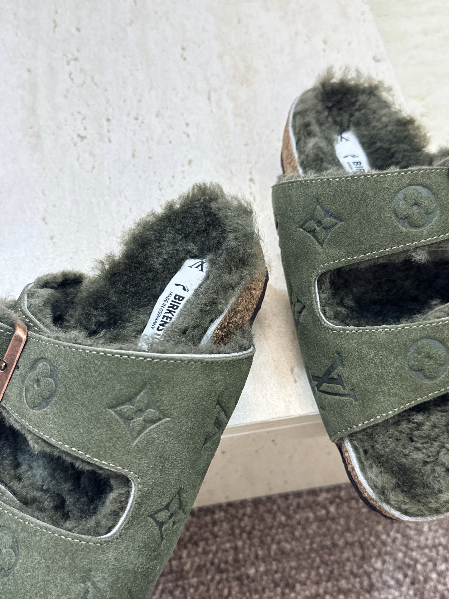 男+10 Louis Vuitton x Birkenstock 2026秋冬情侣新款时尚百搭羊羔毛勃肯女拖鞋 LV字 男+10 Louis Vuitton x Birkenstock 2026秋冬情侣新款时尚百搭羊羔毛勃肯女拖鞋 LV字