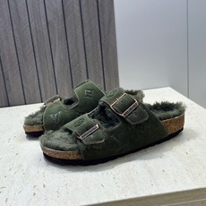男+10 Louis Vuitton x Birkenstock 2026秋冬情侣新款时尚百搭羊羔毛勃肯女拖鞋 LV字 男+10 Louis Vuitton x Birkenstock 2026秋冬情侣新款时尚百搭羊羔毛勃肯女拖鞋 LV字