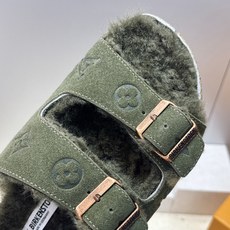 男+10 Louis Vuitton x Birkenstock 2026秋冬情侣新款时尚百搭羊羔毛勃肯女拖鞋 LV字 男+10 Louis Vuitton x Birkenstock 2026秋冬情侣新款时尚百搭羊羔毛勃肯女拖鞋 LV字