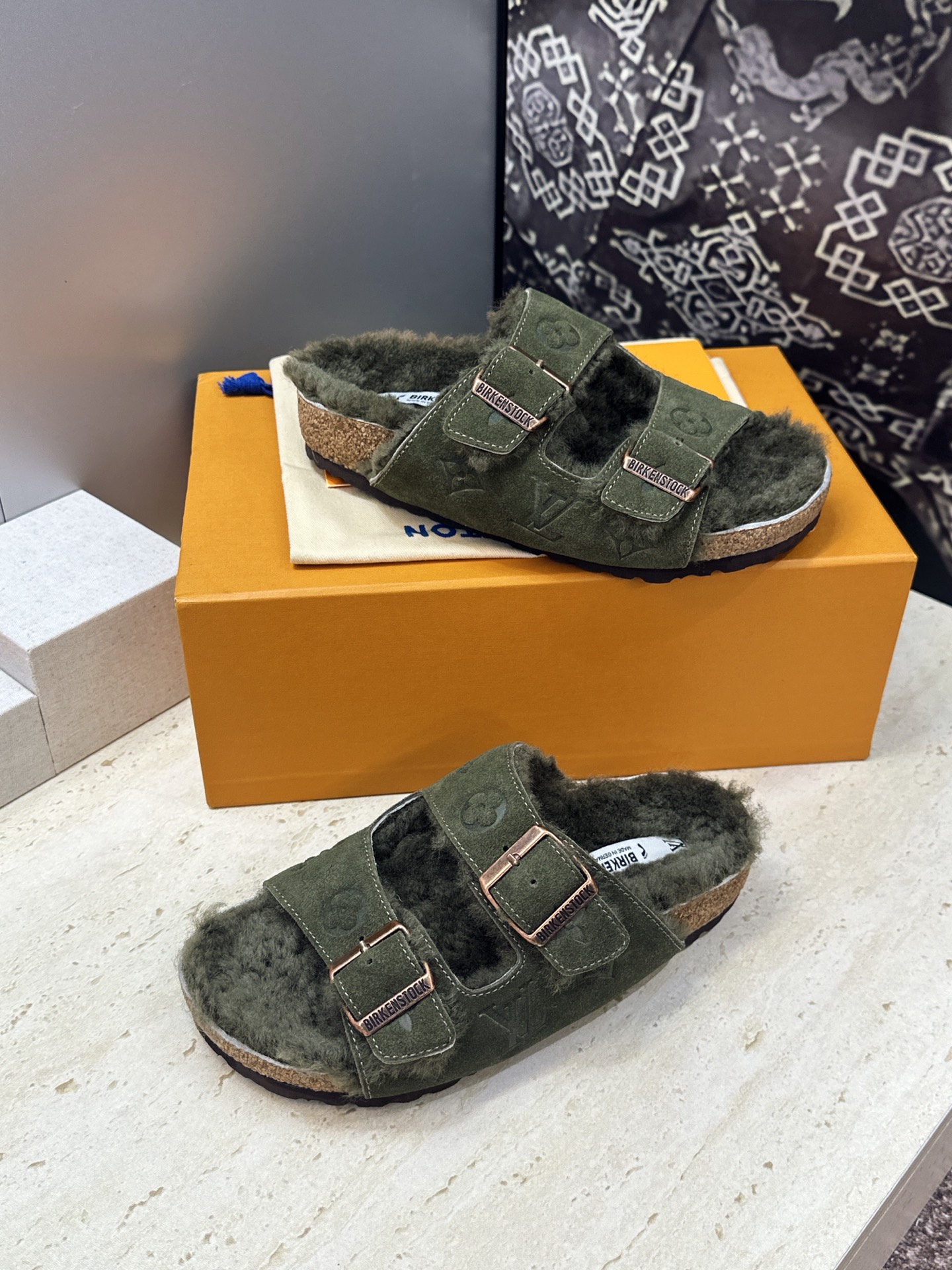 男+10 Louis Vuitton x Birkenstock 2026秋冬情侣新款时尚百搭羊羔毛勃肯女拖鞋 LV字 男+10 Louis Vuitton x Birkenstock 2026秋冬情侣新款时尚百搭羊羔毛勃肯女拖鞋 LV字