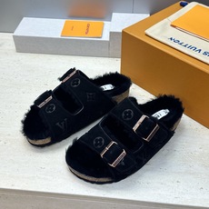 男+10 Louis Vuitton x Birkenstock 2026秋冬情侣新款时尚百搭羊羔毛勃肯女拖鞋 LV字 男+10 Louis Vuitton x Birkenstock 2026秋冬情侣新款时尚百搭羊羔毛勃肯女拖鞋 LV字