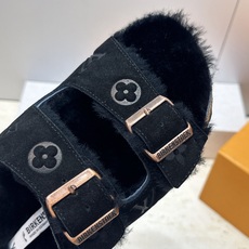 男+10 Louis Vuitton x Birkenstock 2026秋冬情侣新款时尚百搭羊羔毛勃肯女拖鞋 LV字 男+10 Louis Vuitton x Birkenstock 2026秋冬情侣新款时尚百搭羊羔毛勃肯女拖鞋 LV字