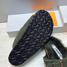男+10 Louis Vuitton x Birkenstock 2026秋冬情侣新款时尚百搭羊羔毛勃肯女拖鞋 LV字 男+10 Louis Vuitton x Birkenstock 2026秋冬情侣新款时尚百搭羊羔毛勃肯女拖鞋 LV字