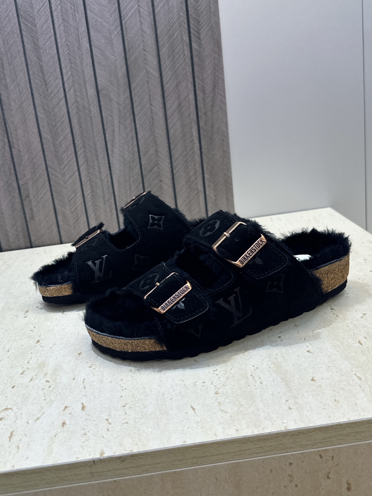 男+10 Louis Vuitton x Birkenstock 2026秋冬情侣新款时尚百搭羊羔毛勃肯女拖鞋 LV字 男+10 Louis Vuitton x Birkenstock 2026秋冬情侣新款时尚百搭羊羔毛勃肯女拖鞋 LV字