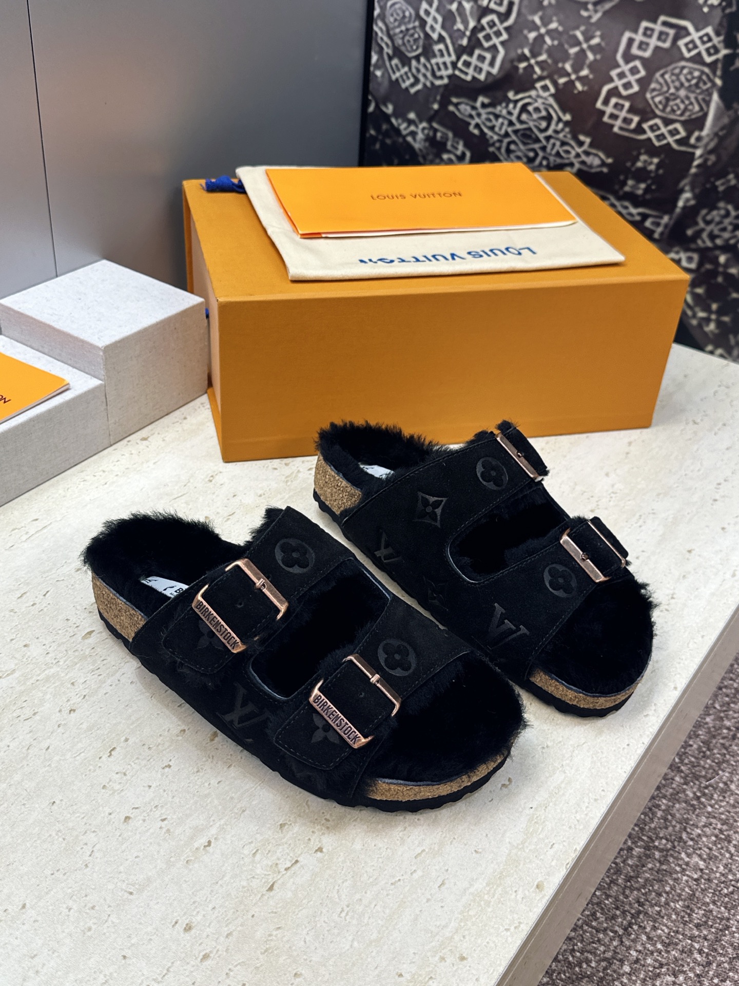 男+10 Louis Vuitton x Birkenstock 2026秋冬情侣新款时尚百搭羊羔毛勃肯女拖鞋  LV字
