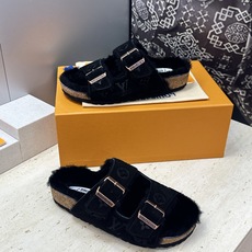 男+10 Louis Vuitton x Birkenstock 2026秋冬情侣新款时尚百搭羊羔毛勃肯女拖鞋 LV字 男+10 Louis Vuitton x Birkenstock 2026秋冬情侣新款时尚百搭羊羔毛勃肯女拖鞋 LV字