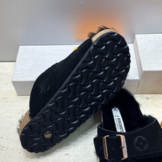 男+10 Louis Vuitton x Birkenstock 2026秋冬情侣新款时尚百搭羊羔毛勃肯女拖鞋 LV字 男+10 Louis Vuitton x Birkenstock 2026秋冬情侣新款时尚百搭羊羔毛勃肯女拖鞋 LV字