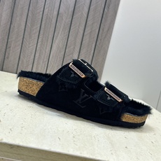 男+10 Louis Vuitton x Birkenstock 2026秋冬情侣新款时尚百搭羊羔毛勃肯女拖鞋 LV字 男+10 Louis Vuitton x Birkenstock 2026秋冬情侣新款时尚百搭羊羔毛勃肯女拖鞋 LV字