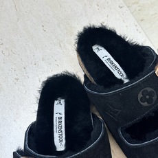 男+10 Louis Vuitton x Birkenstock 2026秋冬情侣新款时尚百搭羊羔毛勃肯女拖鞋 LV字 男+10 Louis Vuitton x Birkenstock 2026秋冬情侣新款时尚百搭羊羔毛勃肯女拖鞋 LV字