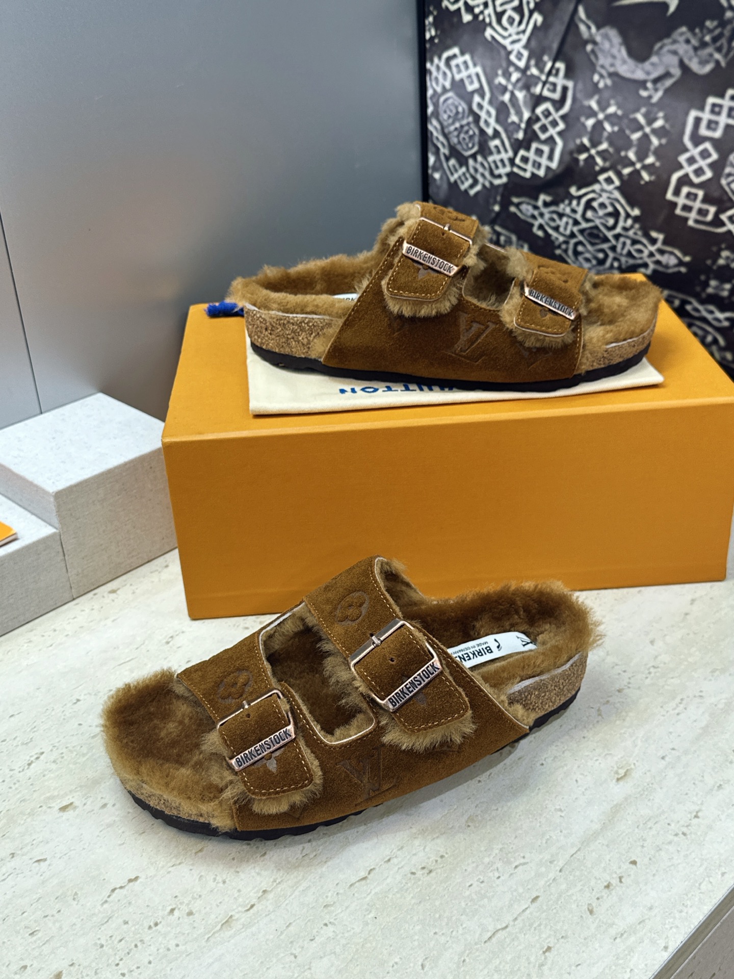 男+10 Louis Vuitton x Birkenstock 2026秋冬情侣新款时尚百搭羊羔毛勃肯女拖鞋 LV字 男+10 Louis Vuitton x Birkenstock 2026秋冬情侣新款时尚百搭羊羔毛勃肯女拖鞋 LV字