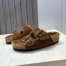 男+10 Louis Vuitton x Birkenstock 2026秋冬情侣新款时尚百搭羊羔毛勃肯女拖鞋 LV字 男+10 Louis Vuitton x Birkenstock 2026秋冬情侣新款时尚百搭羊羔毛勃肯女拖鞋 LV字