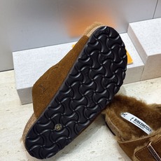男+10 Louis Vuitton x Birkenstock 2026秋冬情侣新款时尚百搭羊羔毛勃肯女拖鞋 LV字 男+10 Louis Vuitton x Birkenstock 2026秋冬情侣新款时尚百搭羊羔毛勃肯女拖鞋 LV字