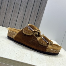 男+10 Louis Vuitton x Birkenstock 2026秋冬情侣新款时尚百搭羊羔毛勃肯女拖鞋 LV字 男+10 Louis Vuitton x Birkenstock 2026秋冬情侣新款时尚百搭羊羔毛勃肯女拖鞋 LV字