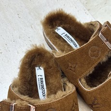 男+10 Louis Vuitton x Birkenstock 2026秋冬情侣新款时尚百搭羊羔毛勃肯女拖鞋 LV字 男+10 Louis Vuitton x Birkenstock 2026秋冬情侣新款时尚百搭羊羔毛勃肯女拖鞋 LV字