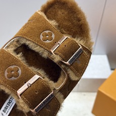 男+10 Louis Vuitton x Birkenstock 2026秋冬情侣新款时尚百搭羊羔毛勃肯女拖鞋 LV字 男+10 Louis Vuitton x Birkenstock 2026秋冬情侣新款时尚百搭羊羔毛勃肯女拖鞋 LV字