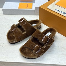 男+10 Louis Vuitton x Birkenstock 2026秋冬情侣新款时尚百搭羊羔毛勃肯女拖鞋 LV字 男+10 Louis Vuitton x Birkenstock 2026秋冬情侣新款时尚百搭羊羔毛勃肯女拖鞋 LV字