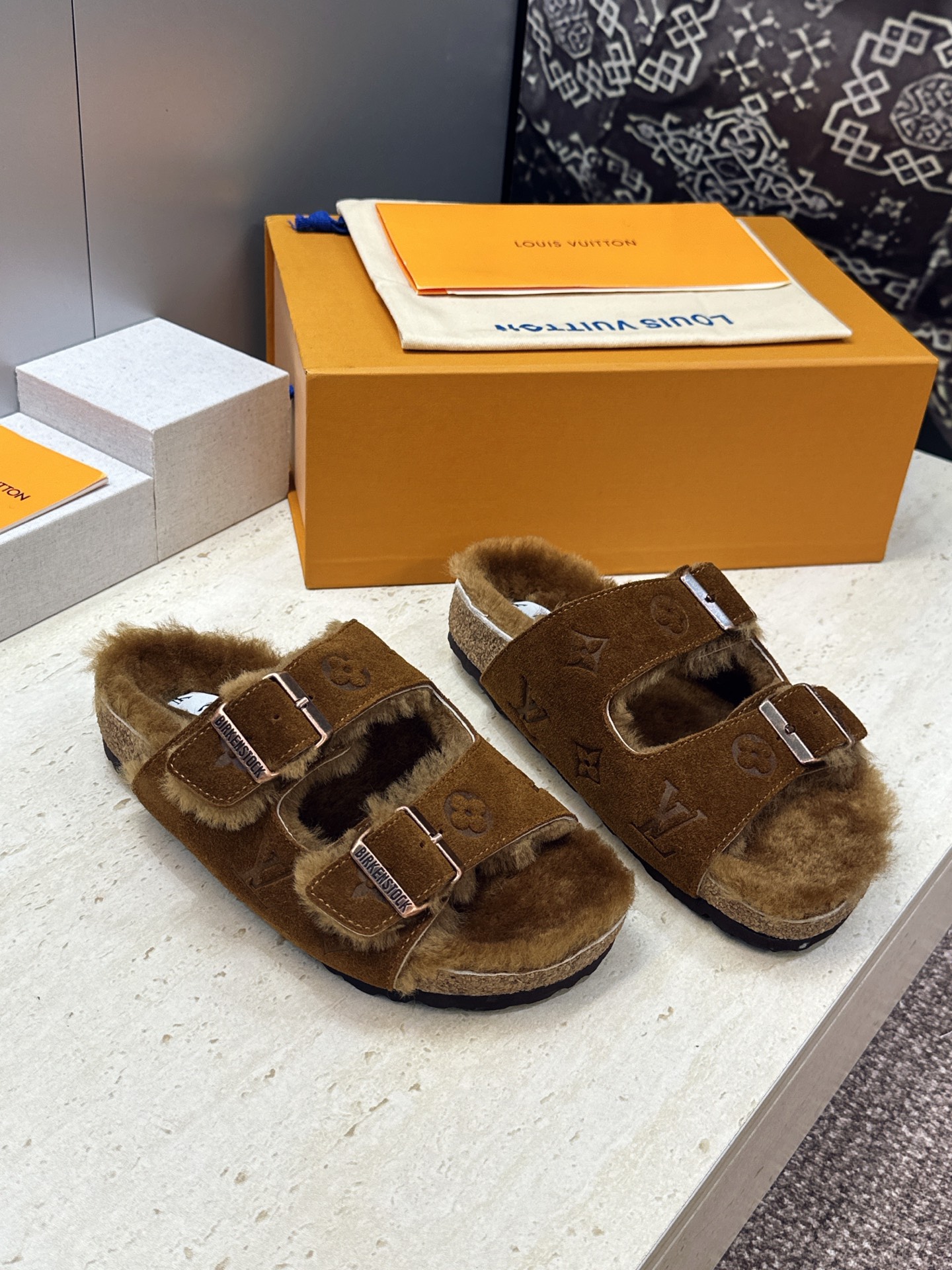 男+10 Louis Vuitton x Birkenstock 2026秋冬情侣新款时尚百搭羊羔毛勃肯女拖鞋  LV字