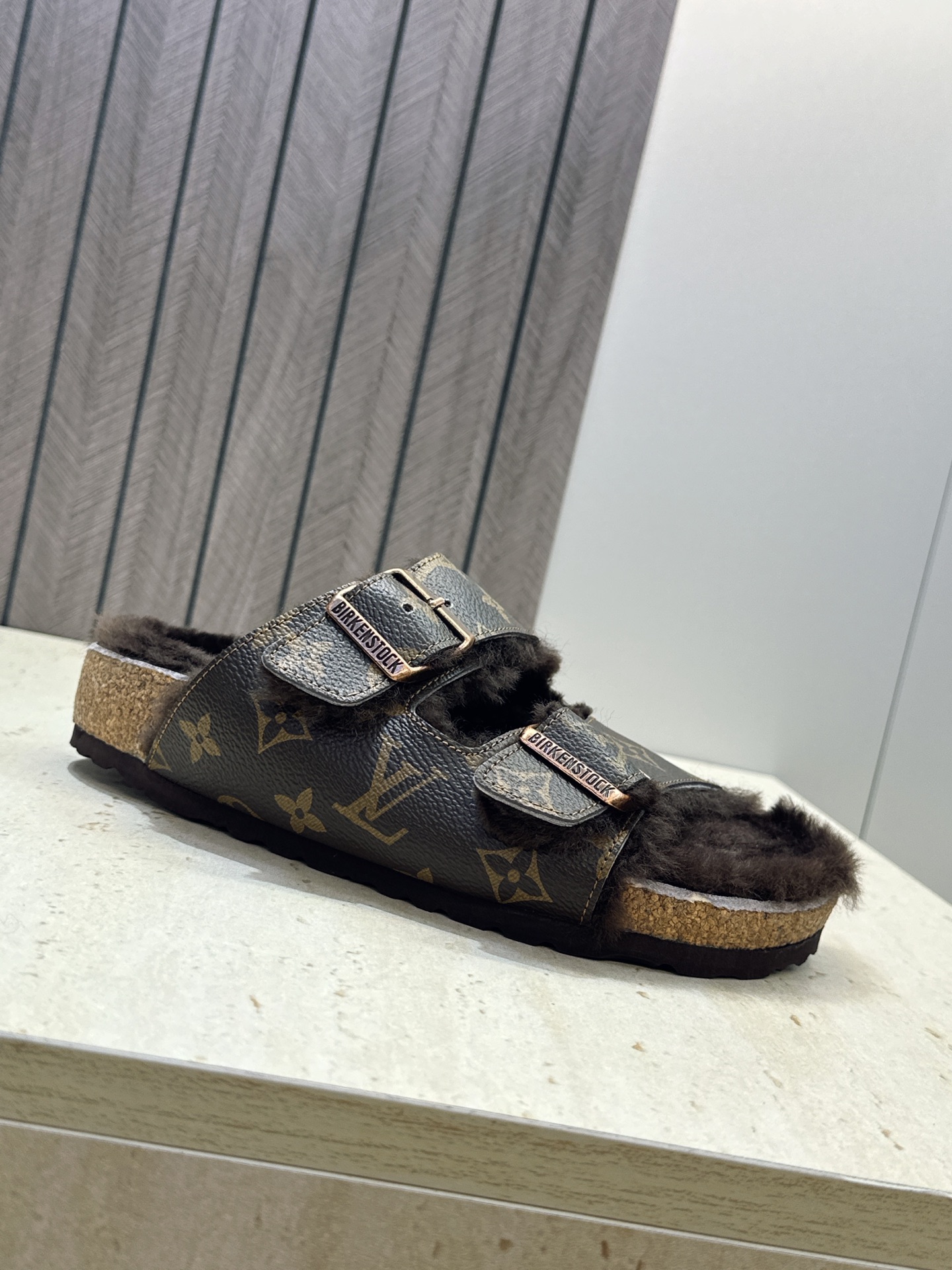 男+10 Louis Vuitton x Birkenstock 2026秋冬情侣新款时尚百搭羊羔毛勃肯女拖鞋 LV字 男+10 Louis Vuitton x Birkenstock 2026秋冬情侣新款时尚百搭羊羔毛勃肯女拖鞋 LV字