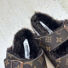男+10 Louis Vuitton x Birkenstock 2026秋冬情侣新款时尚百搭羊羔毛勃肯女拖鞋 LV字 男+10 Louis Vuitton x Birkenstock 2026秋冬情侣新款时尚百搭羊羔毛勃肯女拖鞋 LV字