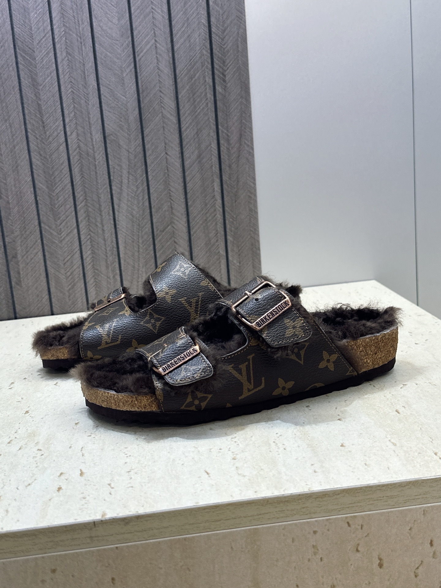 男+10 Louis Vuitton x Birkenstock 2026秋冬情侣新款时尚百搭羊羔毛勃肯女拖鞋 LV字 男+10 Louis Vuitton x Birkenstock 2026秋冬情侣新款时尚百搭羊羔毛勃肯女拖鞋 LV字