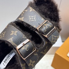 男+10 Louis Vuitton x Birkenstock 2026秋冬情侣新款时尚百搭羊羔毛勃肯女拖鞋 LV字 男+10 Louis Vuitton x Birkenstock 2026秋冬情侣新款时尚百搭羊羔毛勃肯女拖鞋 LV字