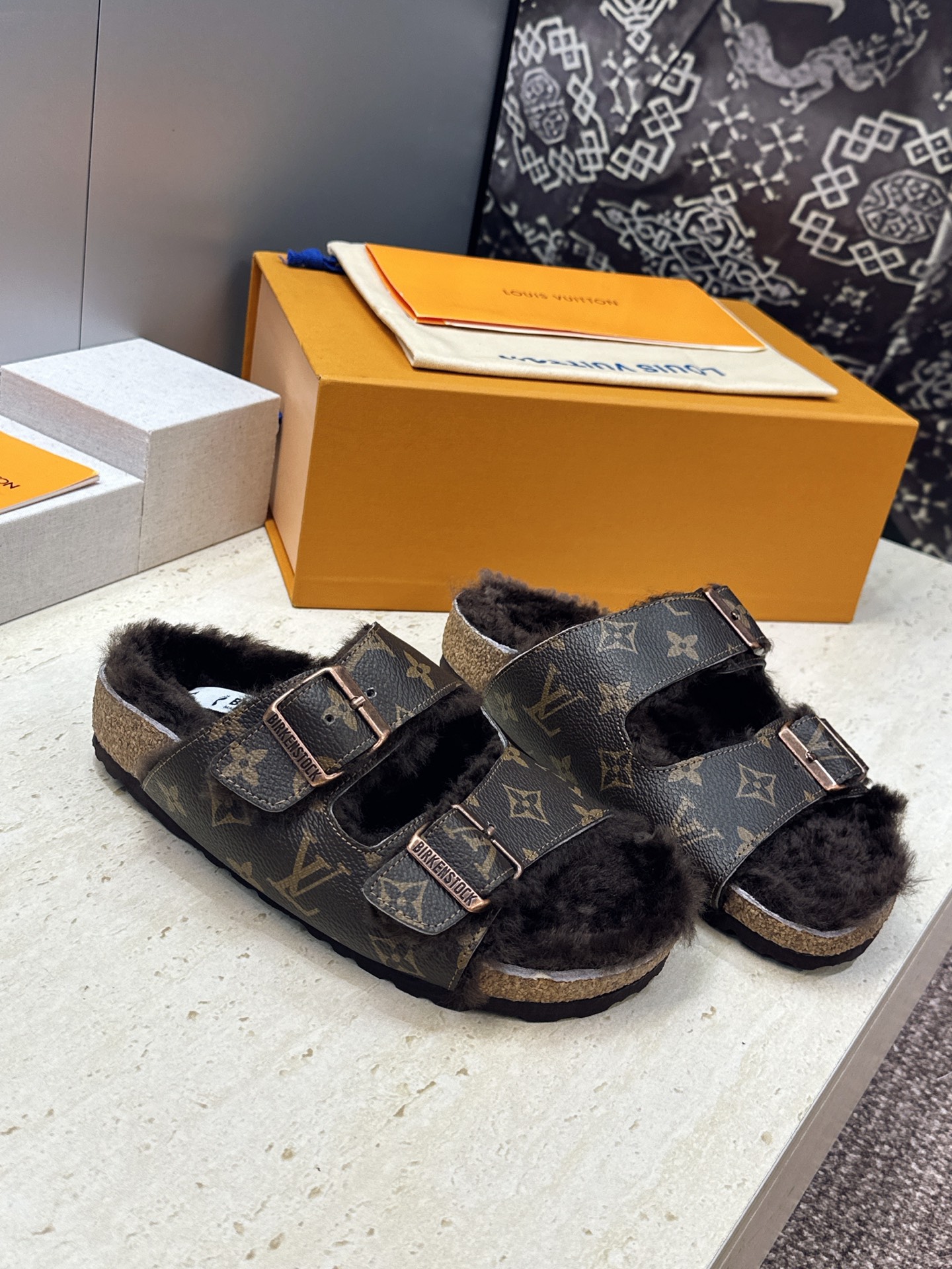 男+10 Louis Vuitton x Birkenstock 2026秋冬情侣新款时尚百搭羊羔毛勃肯女拖鞋  LV字