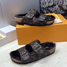 男+10 Louis Vuitton x Birkenstock 2026秋冬情侣新款时尚百搭羊羔毛勃肯女拖鞋 LV字 男+10 Louis Vuitton x Birkenstock 2026秋冬情侣新款时尚百搭羊羔毛勃肯女拖鞋 LV字