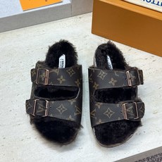 男+10 Louis Vuitton x Birkenstock 2026秋冬情侣新款时尚百搭羊羔毛勃肯女拖鞋 LV字 男+10 Louis Vuitton x Birkenstock 2026秋冬情侣新款时尚百搭羊羔毛勃肯女拖鞋 LV字