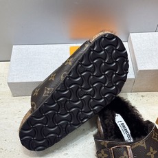 男+10 Louis Vuitton x Birkenstock 2026秋冬情侣新款时尚百搭羊羔毛勃肯女拖鞋 LV字 男+10 Louis Vuitton x Birkenstock 2026秋冬情侣新款时尚百搭羊羔毛勃肯女拖鞋 LV字