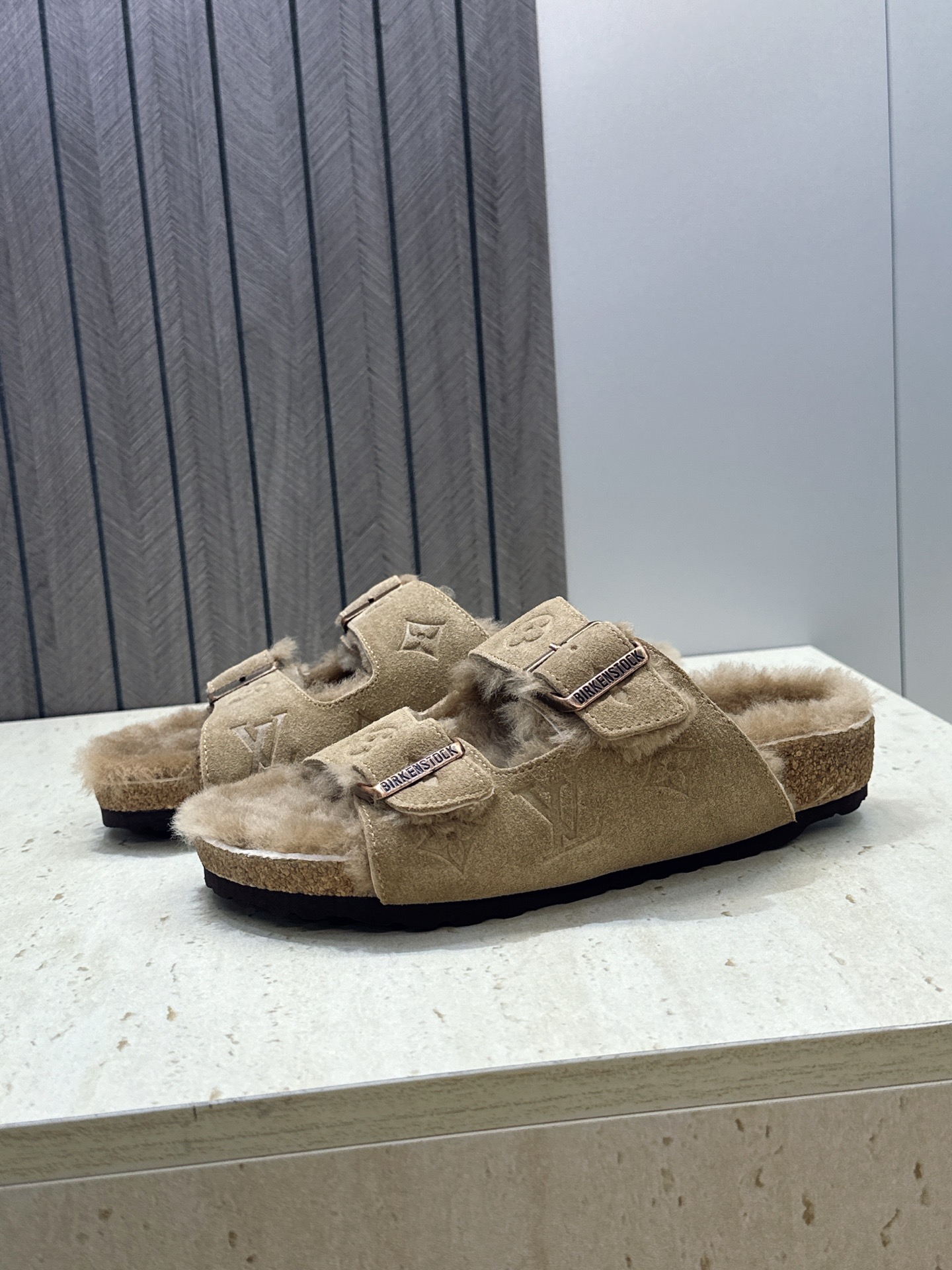 男+10 Louis Vuitton x Birkenstock 2026秋冬情侣新款时尚百搭羊羔毛勃肯女拖鞋  LV字