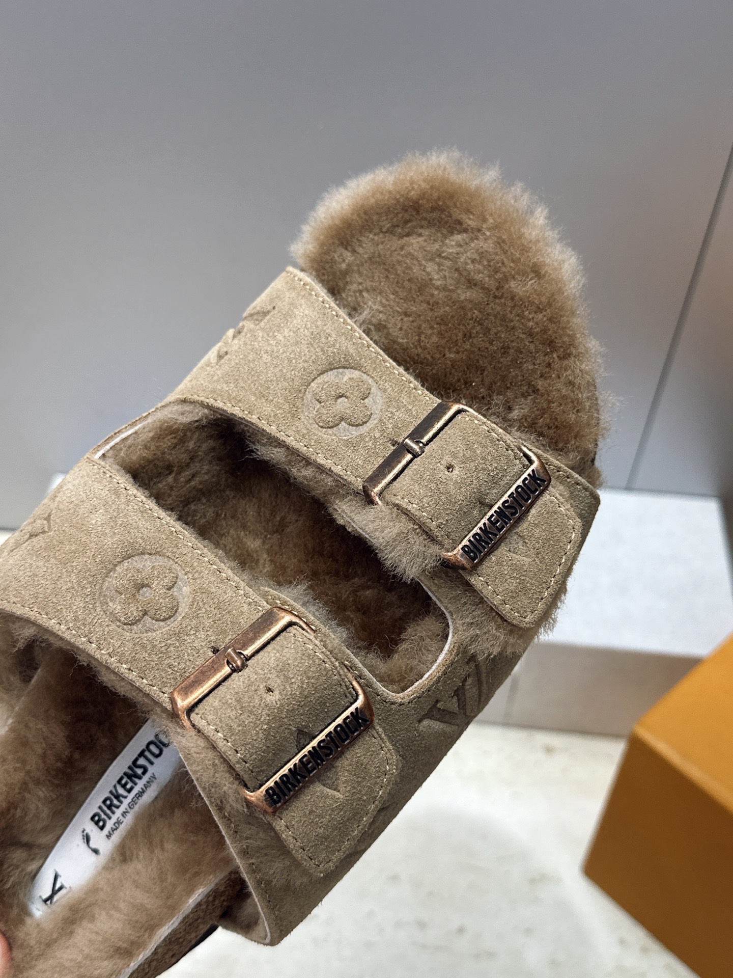 男+10 Louis Vuitton x Birkenstock 2026秋冬情侣新款时尚百搭羊羔毛勃肯女拖鞋  LV字
