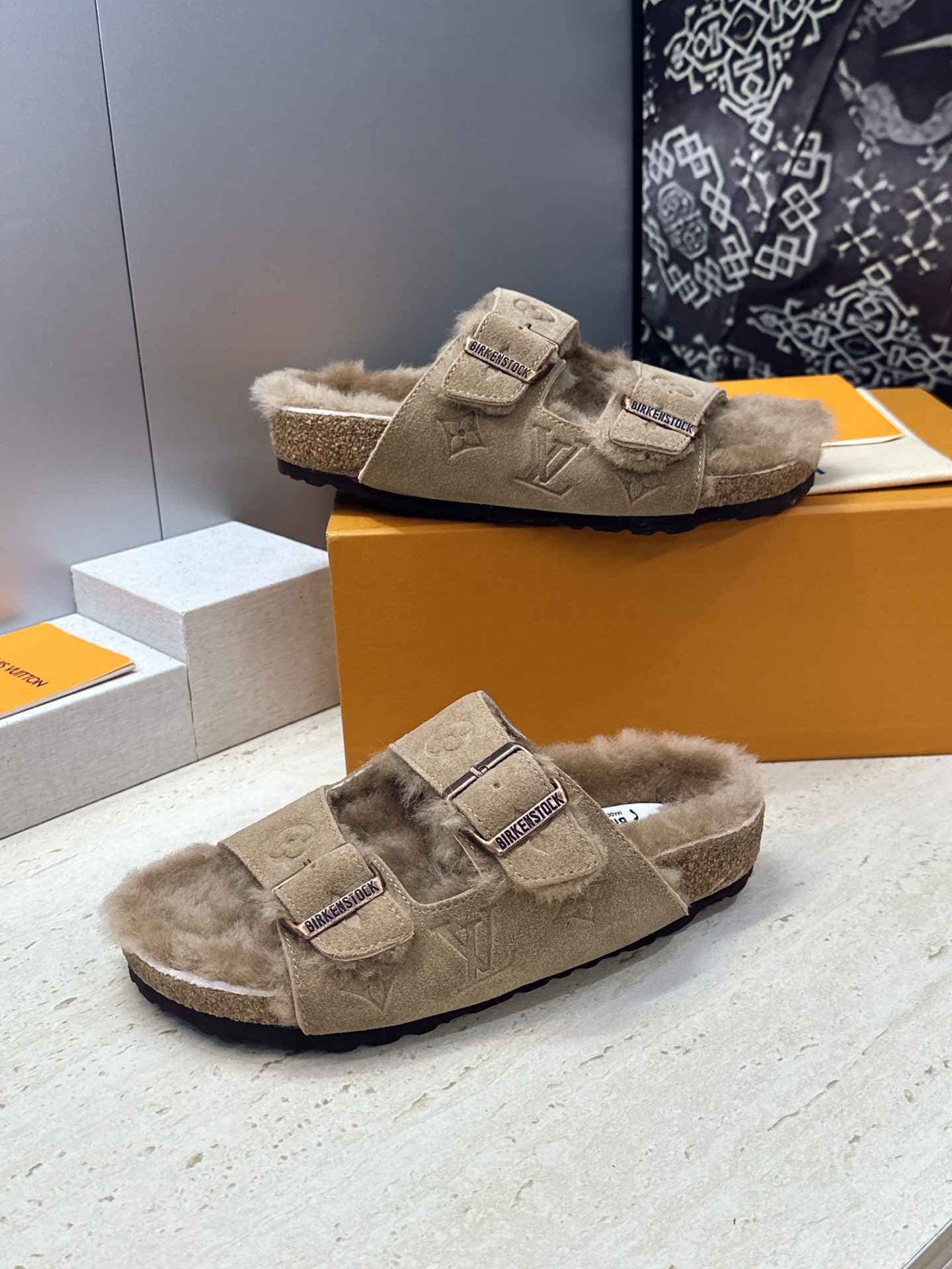 男+10 Louis Vuitton x Birkenstock 2026秋冬情侣新款时尚百搭羊羔毛勃肯女拖鞋  LV字