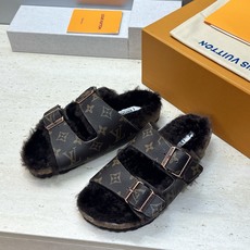 男+10 Louis Vuitton x Birkenstock 2026秋冬情侣新款时尚百搭羊羔毛勃肯女拖鞋 LV字 男+10 Louis Vuitton x Birkenstock 2026秋冬情侣新款时尚百搭羊羔毛勃肯女拖鞋 LV字