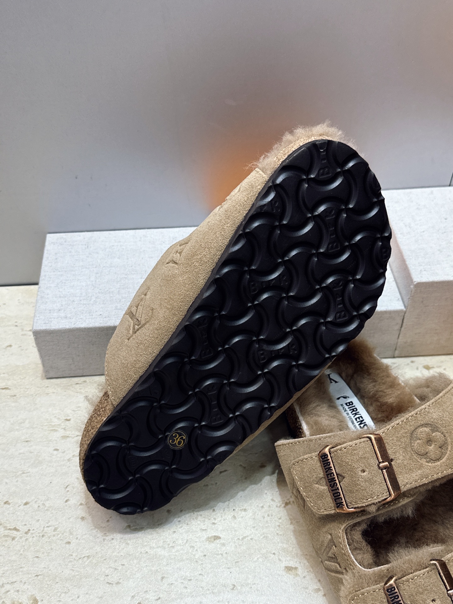 男+10 Louis Vuitton x Birkenstock 2026秋冬情侣新款时尚百搭羊羔毛勃肯女拖鞋  LV字