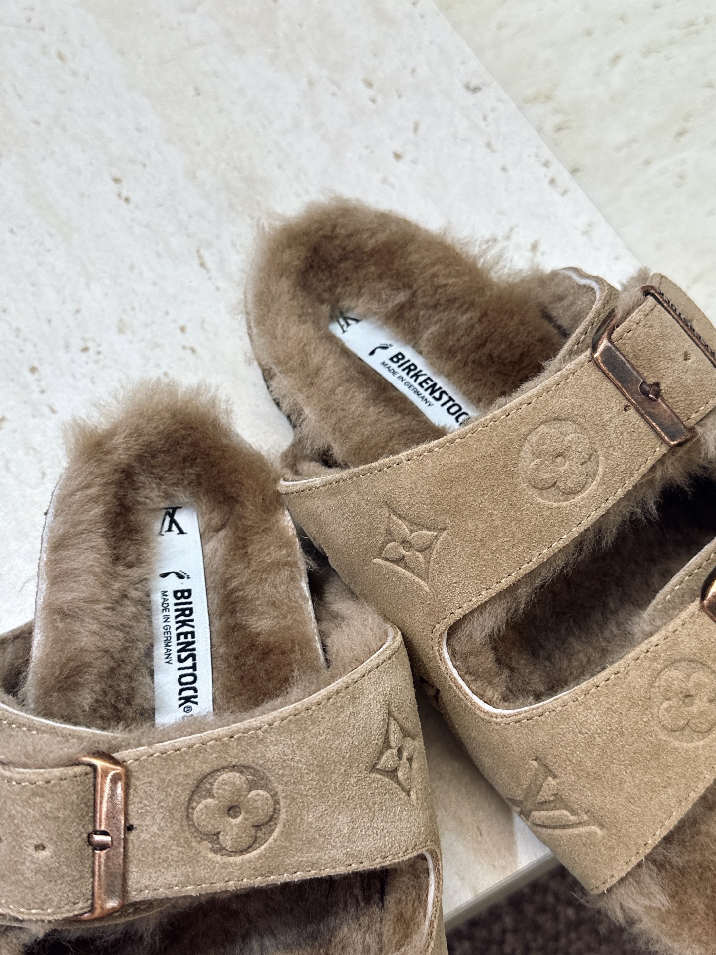 男+10 Louis Vuitton x Birkenstock 2026秋冬情侣新款时尚百搭羊羔毛勃肯女拖鞋  LV字