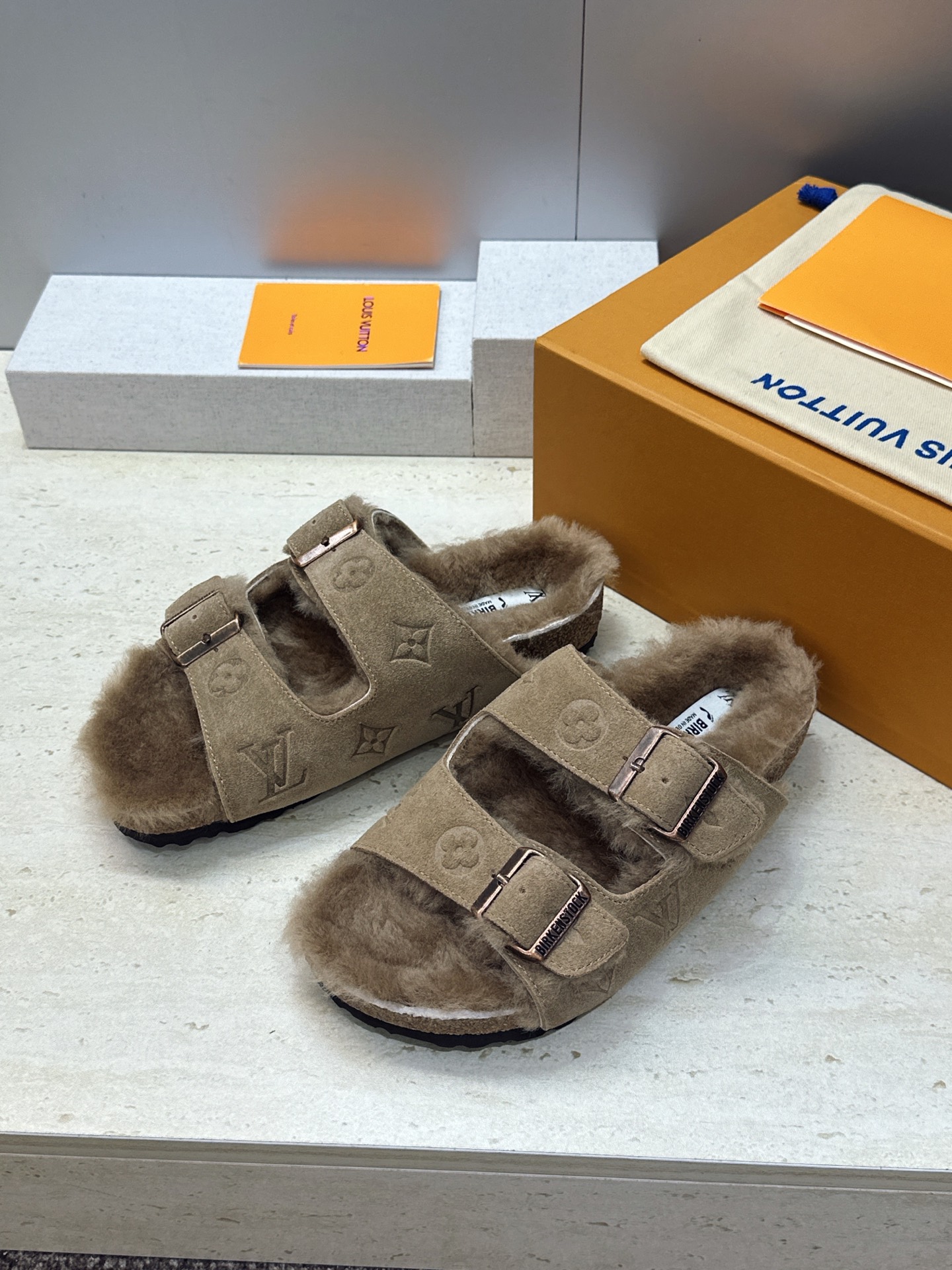 男+10 Louis Vuitton x Birkenstock 2026秋冬情侣新款时尚百搭羊羔毛勃肯女拖鞋  LV字