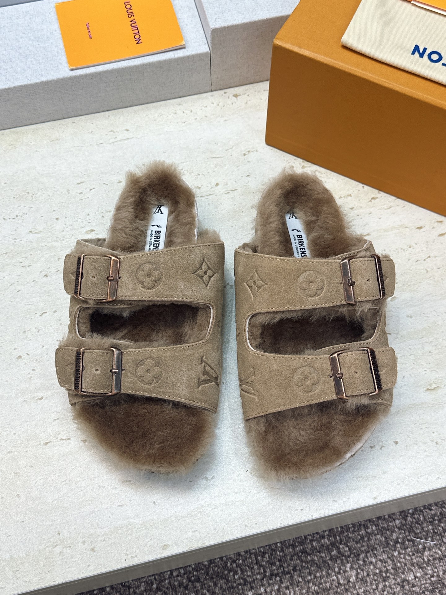 男+10 Louis Vuitton x Birkenstock 2026秋冬情侣新款时尚百搭羊羔毛勃肯女拖鞋  LV字