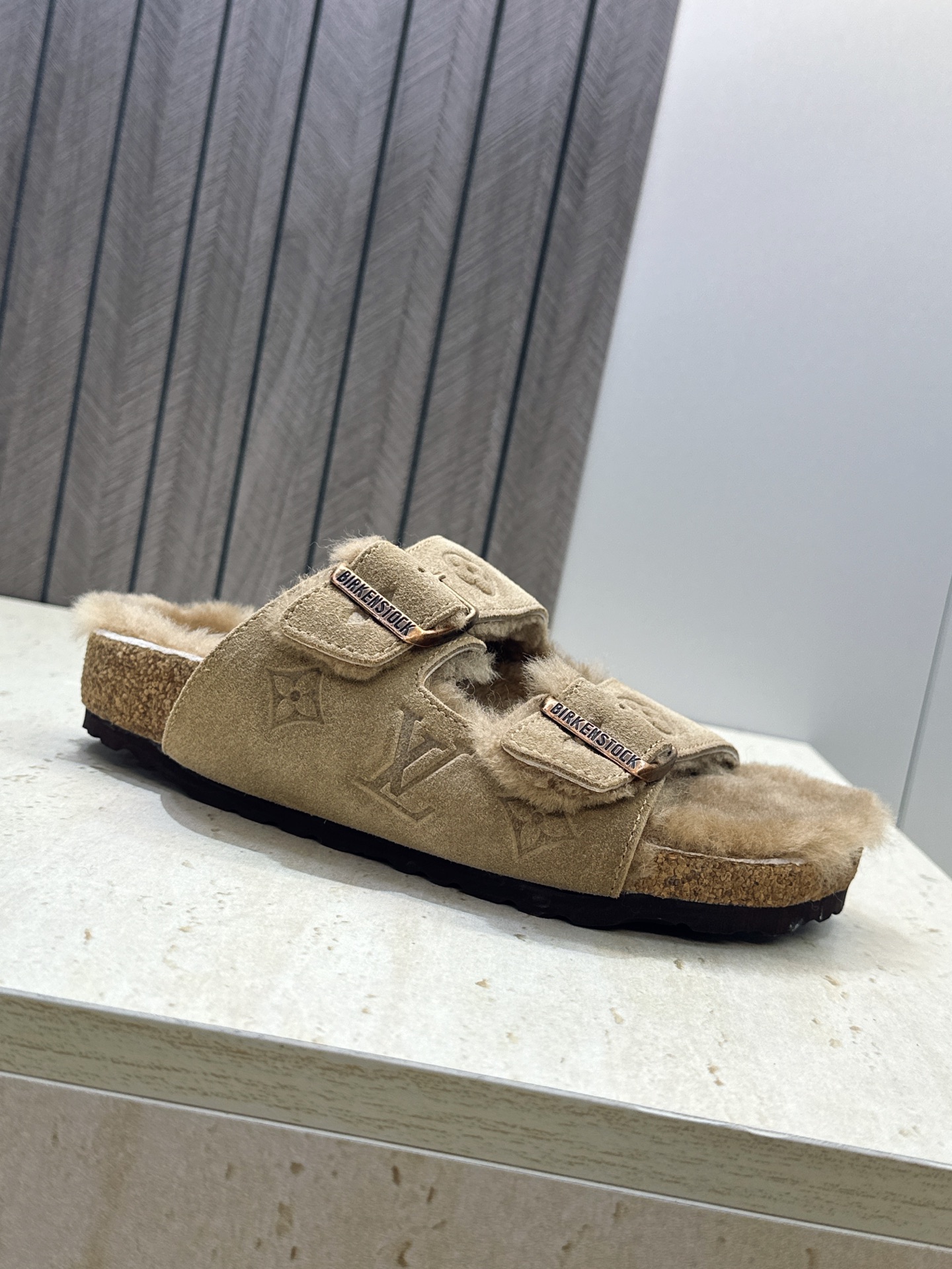 男+10 Louis Vuitton x Birkenstock 2026秋冬情侣新款时尚百搭羊羔毛勃肯女拖鞋  LV字