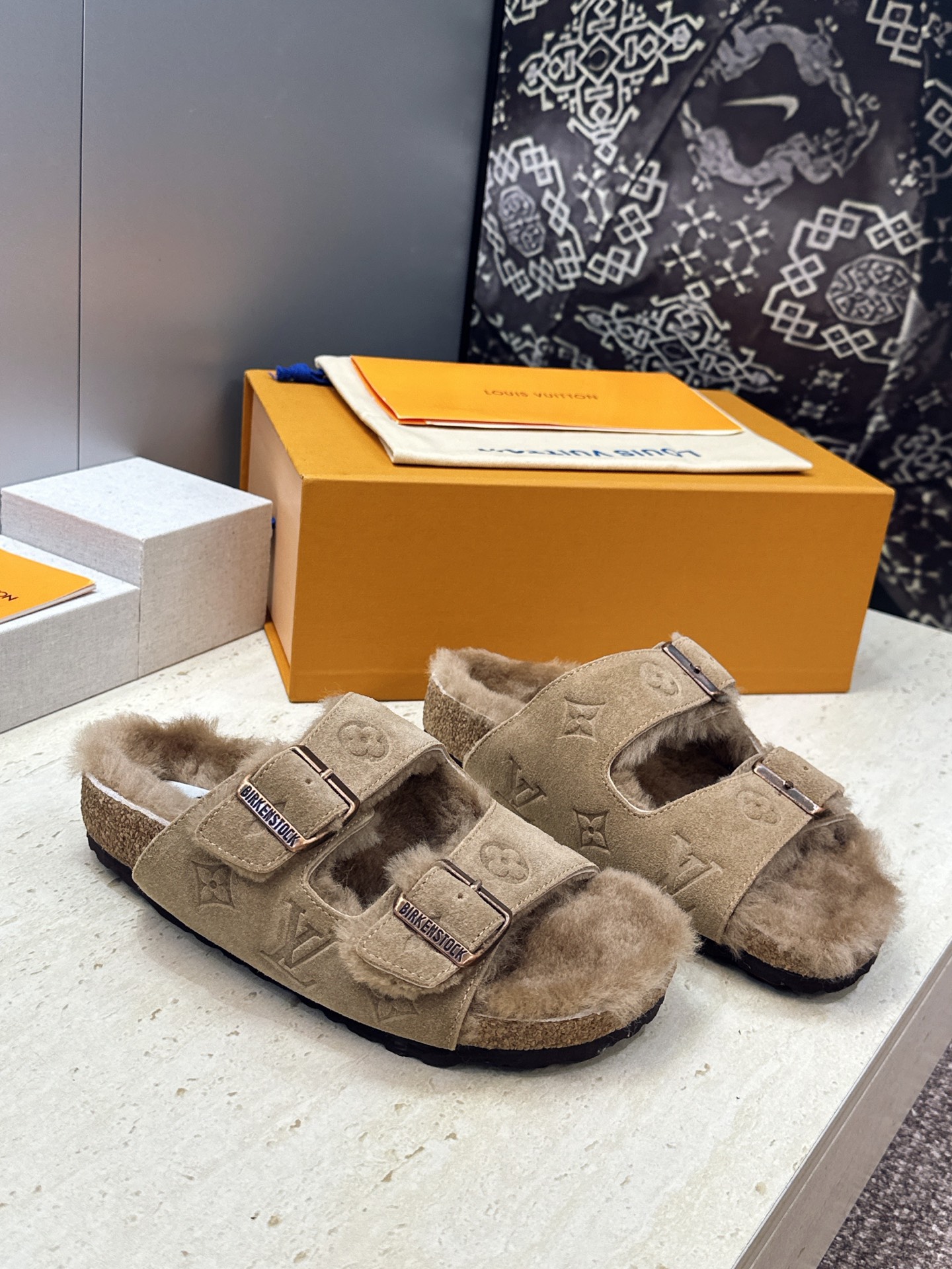 男+10 Louis Vuitton x Birkenstock 2026秋冬情侣新款时尚百搭羊羔毛勃肯女拖鞋  LV字