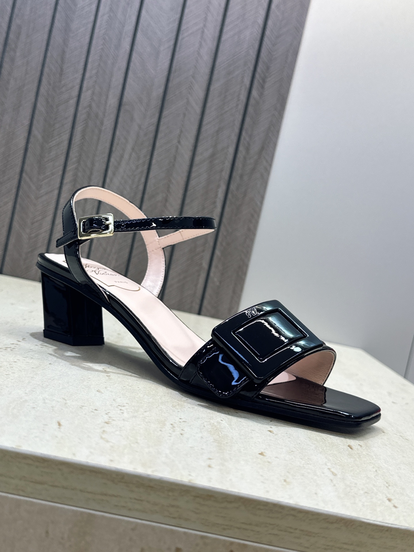 莞货 代购级 Roger  Vivier 罗杰.维维亚 2026春夏新款时尚百搭女鞋 RV字母logo方扣粗跟方头露趾后