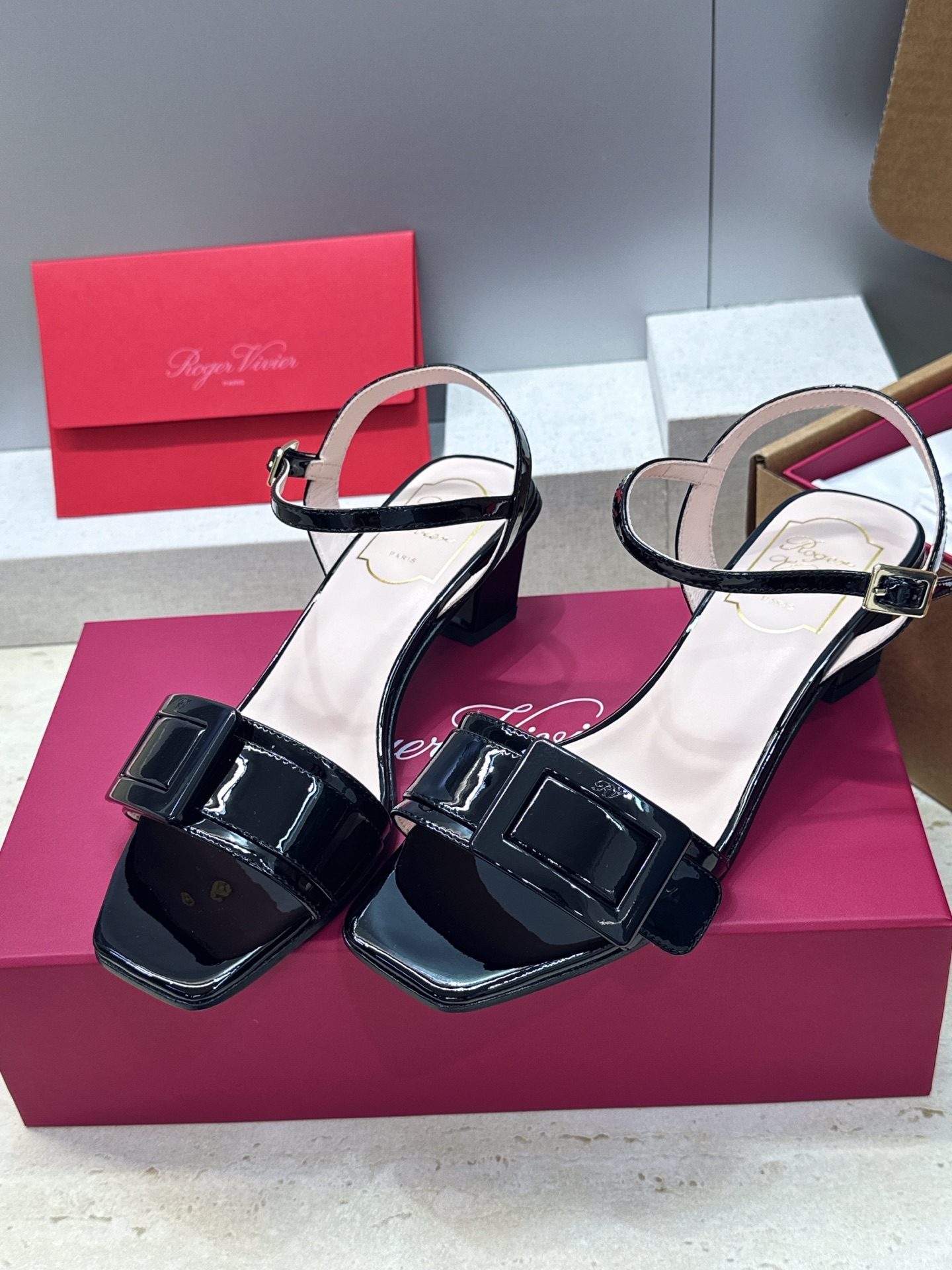 莞货 代购级 Roger  Vivier 罗杰.维维亚 2026春夏新款时尚百搭女鞋 RV字母logo方扣粗跟方头露趾后