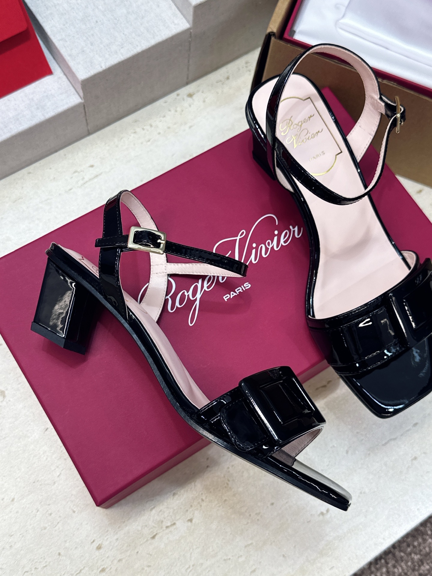 莞货 代购级 Roger  Vivier 罗杰.维维亚 2026春夏新款时尚百搭女鞋 RV字母logo方扣粗跟方头露趾后