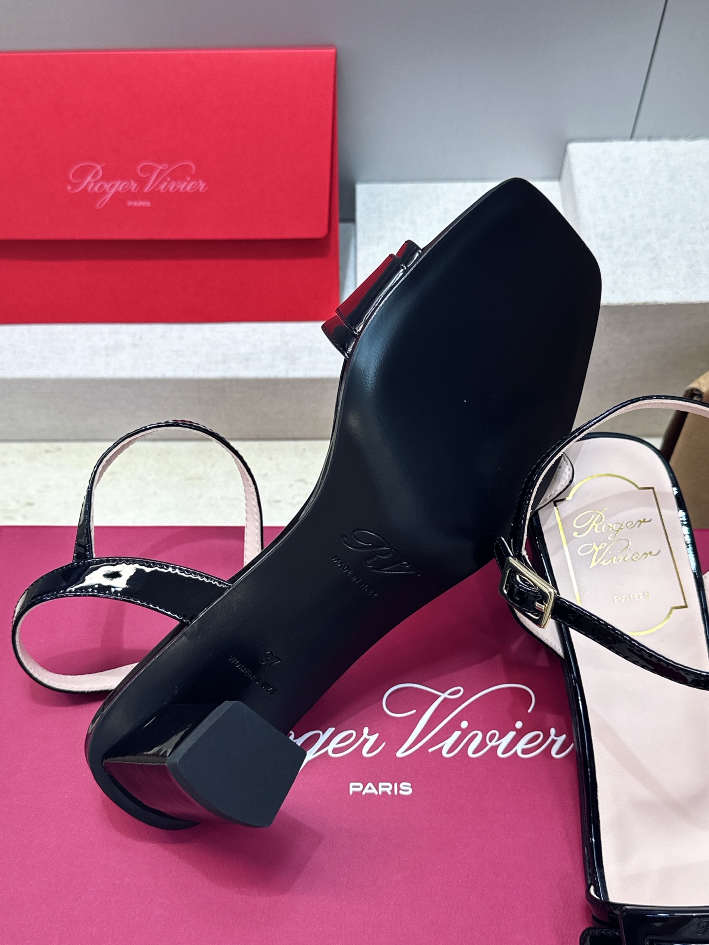 莞货 代购级 Roger  Vivier 罗杰.维维亚 2026春夏新款时尚百搭女鞋 RV字母logo方扣粗跟方头露趾后